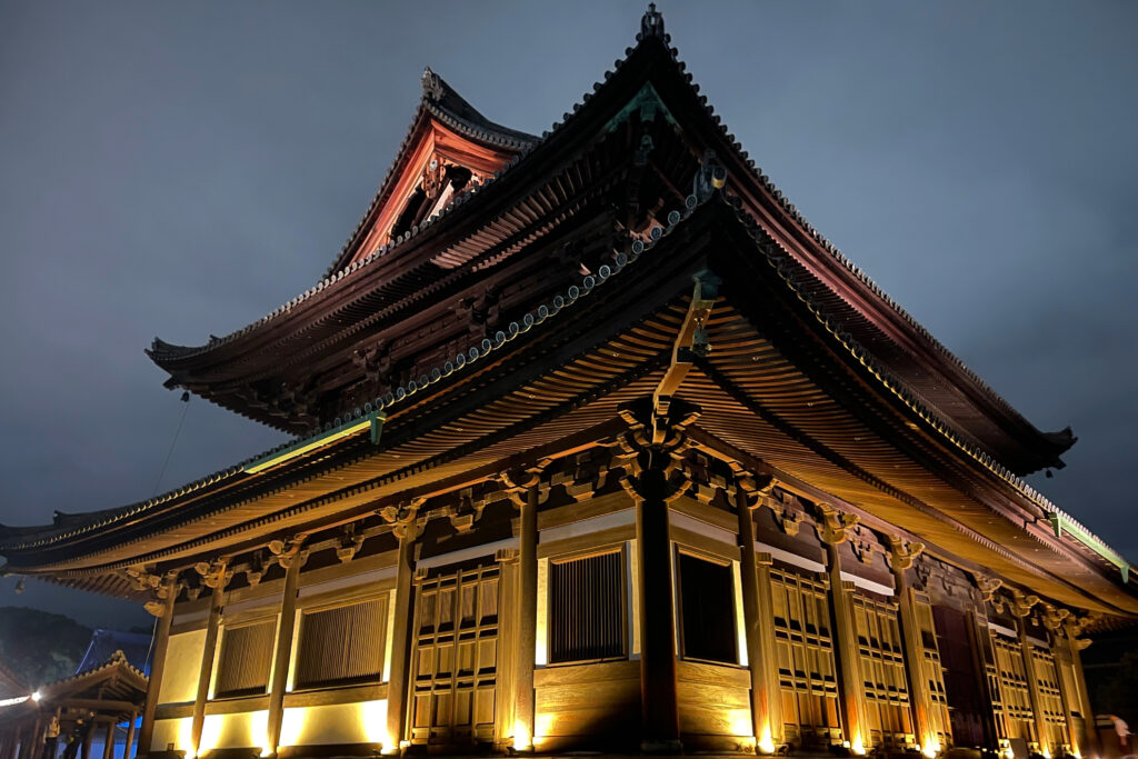 夜間特別拝観「ZEN NIGHT 東福寺」でライトアップされた東福寺の建物外観