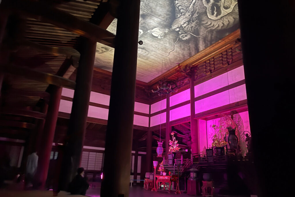 夜間特別拝観「ZEN NIGHT 東福寺」で特別公開される釈迦如来立像と天井画「蒼龍図」