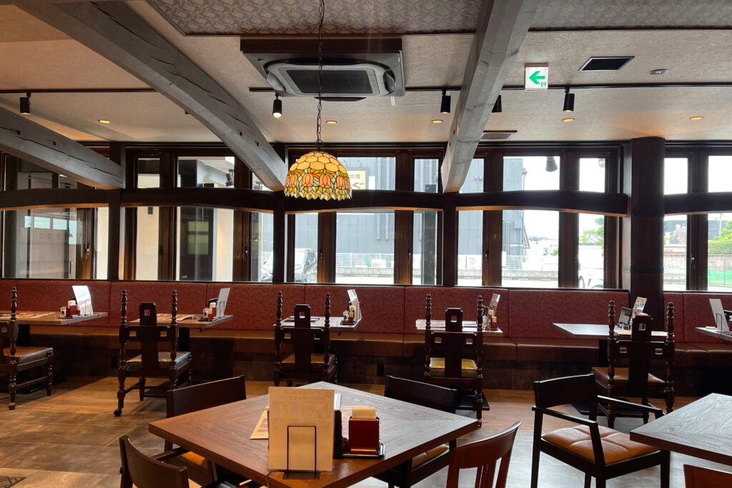 ステーキのあさくま 京都伏見店 店内内観 照明・梁