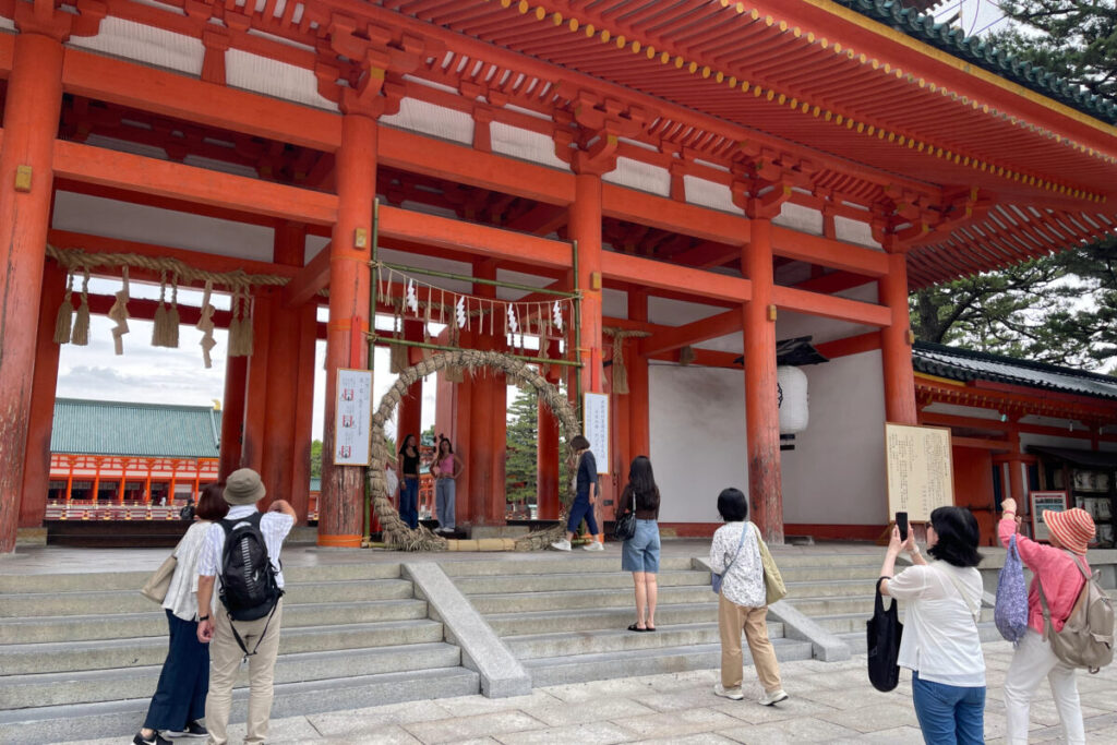 平安神宮の茅の輪をくぐる参拝客