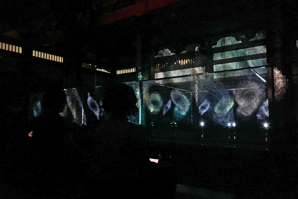 夜間特別拝観「ZEN NIGHT 東福寺」の禅堂で行われるニューロミュージック坐禅の脳波可視化演出