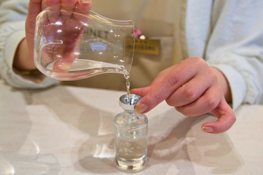 CABINET_完成した香水をボトルへ注ぐ工程