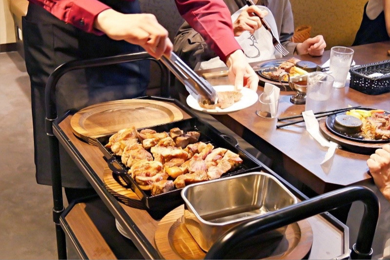 ステーキのあさくま 京都伏見店　提供シーン
