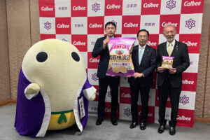 「ポテトチップス関西味浪漫 ちりめん山椒味」の発表会に登壇した関係者