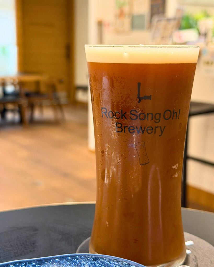 京都駅ASTY京都の直営店で提供されるRock Song Oh! Breweryのクラフトビールほうじ茶スタウト