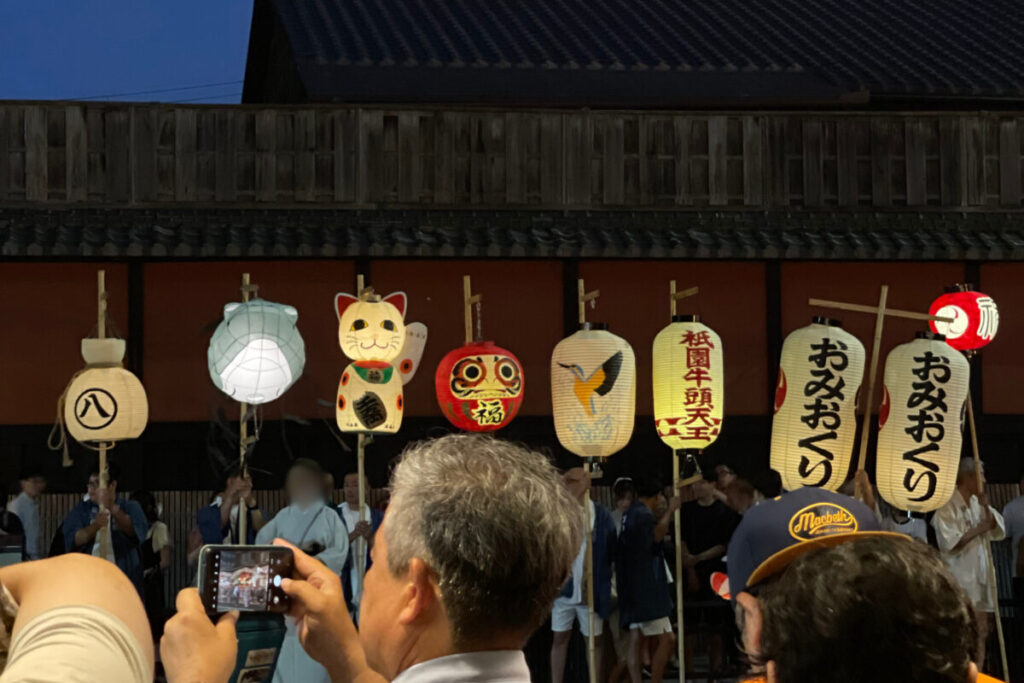 四条通を進むお見送り提灯行列