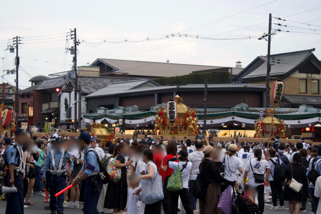祇園祭神幸祭 神輿を担ぎ上げる担ぎ手