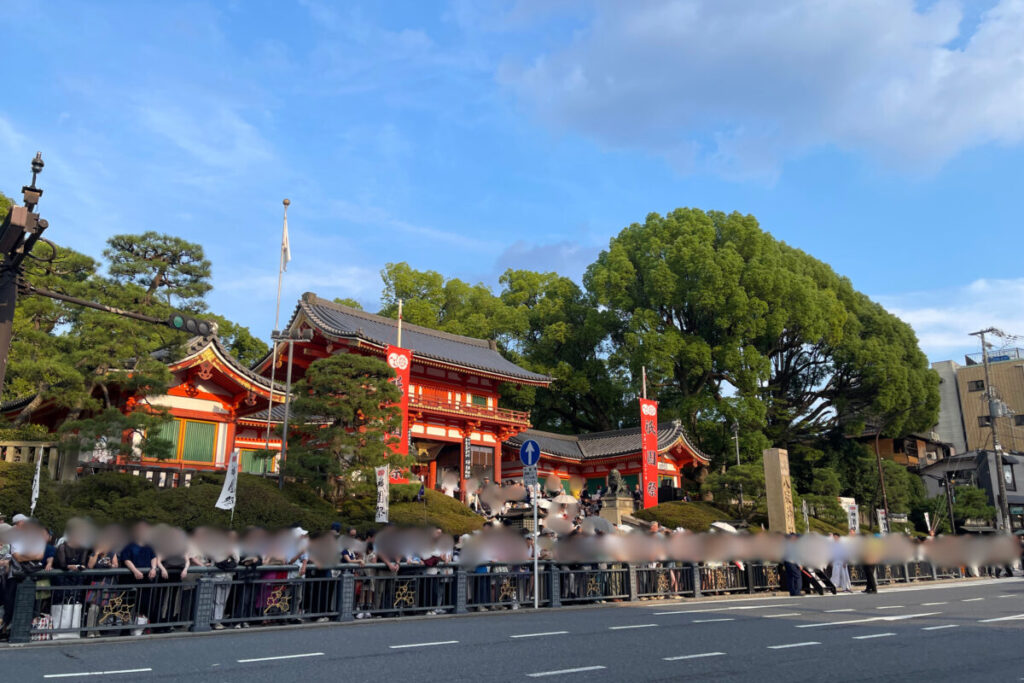 神幸祭を待つ沿道の人々