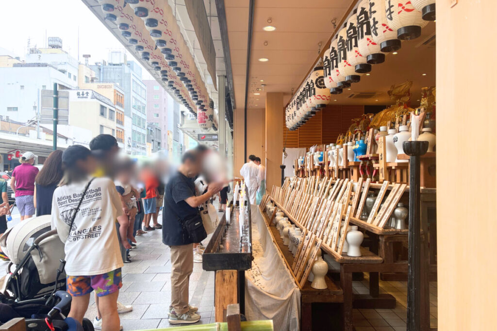四条御旅所の神輿前 願い事をする人々