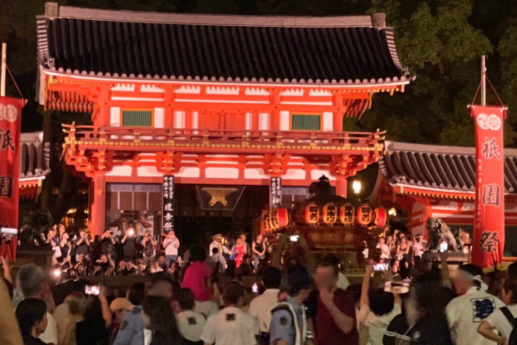 祇園祭還幸祭 八坂神社石段下で担ぎ上げられる神輿