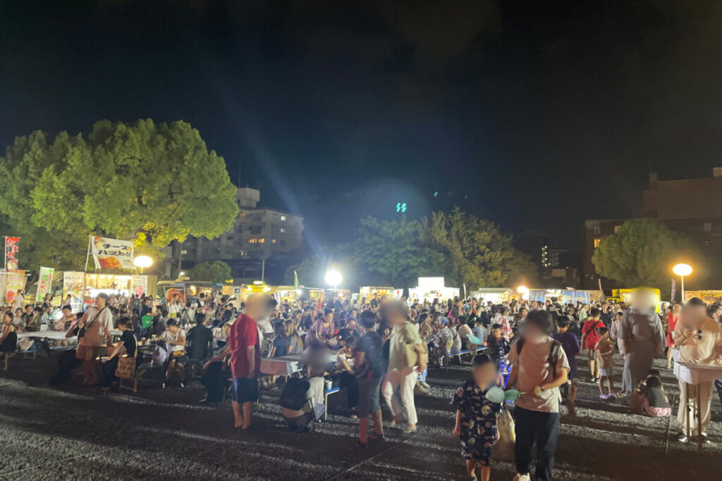 キッチンカーや屋台が並ぶ会場。※2025年7月 編集部撮影