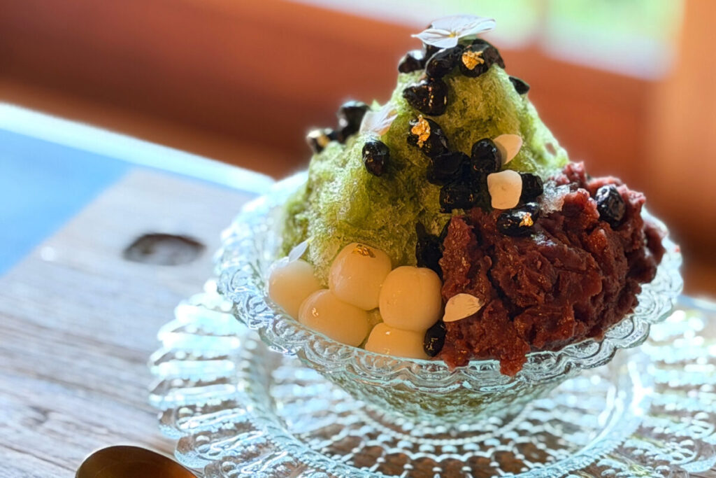 麓寿庵の夏季限定 抹茶かき氷　京都産抹茶と白玉・大納言小豆・金箔