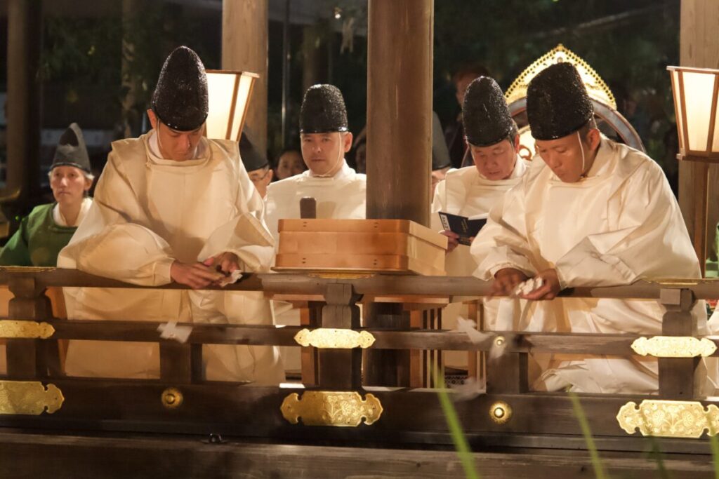 上賀茂神社で人形を祓う神職