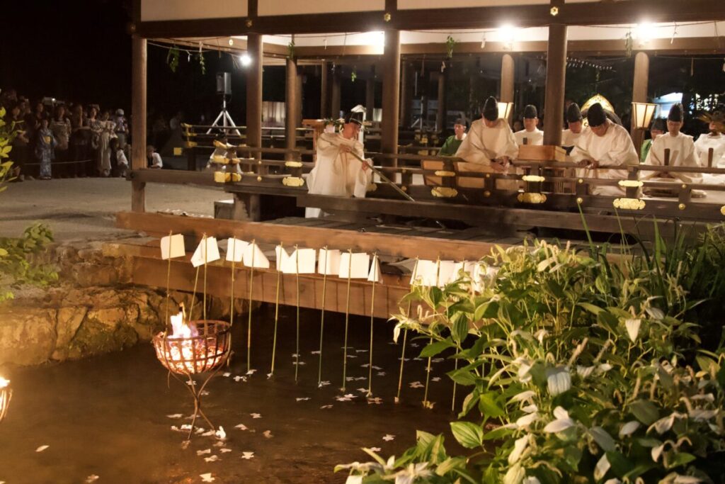上賀茂神社の夏越大祓式で人形を「ならの小川」へ流す神事