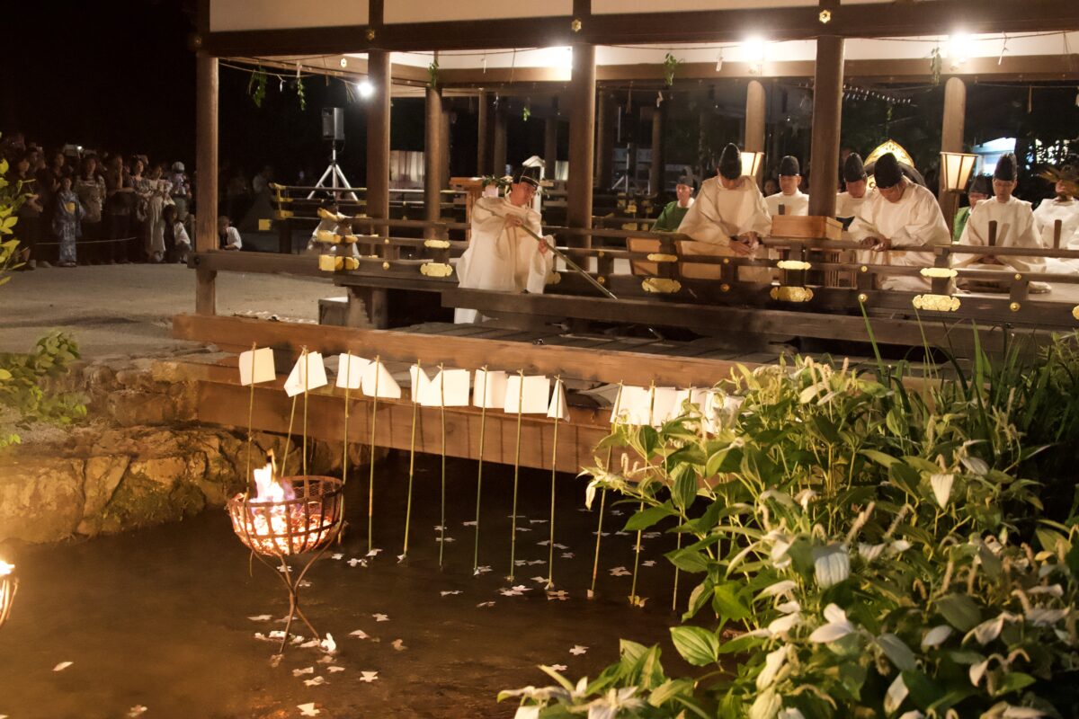 上賀茂神社の夏越大祓式で人形を「ならの小川」へ流す神事