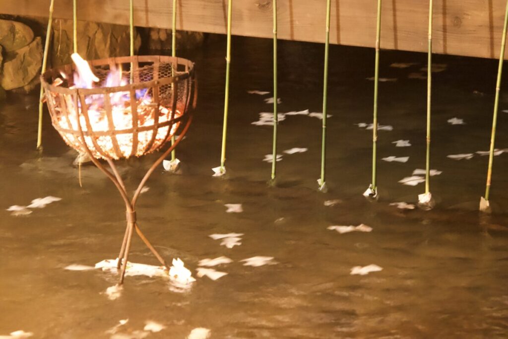 上賀茂神社 夏越大祓式で人形を流れる様子