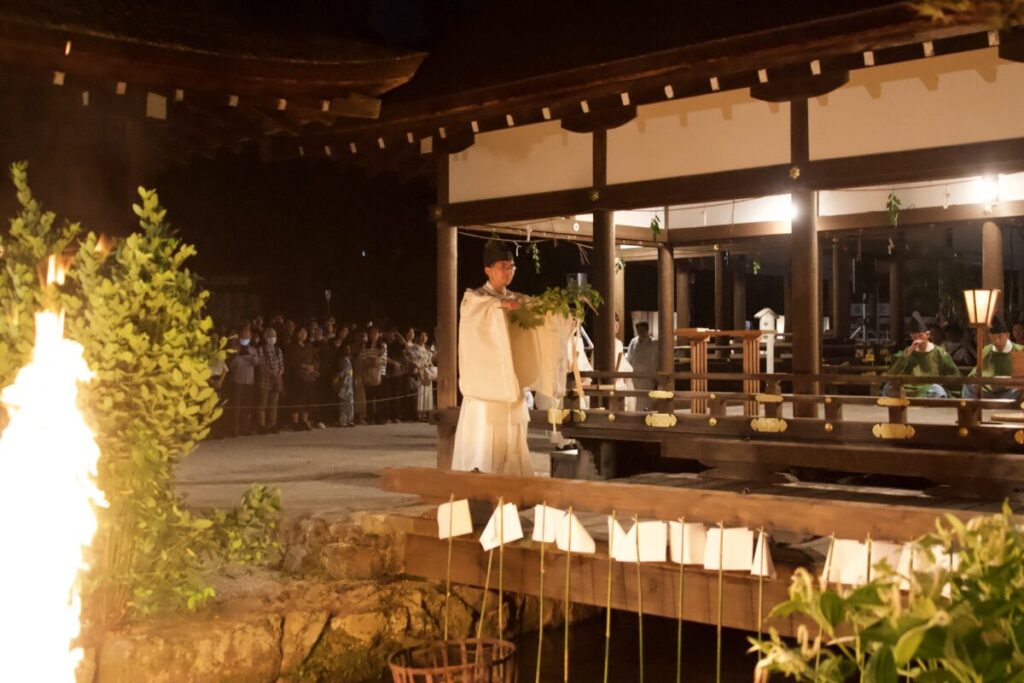 参列者へのお祓いの様子