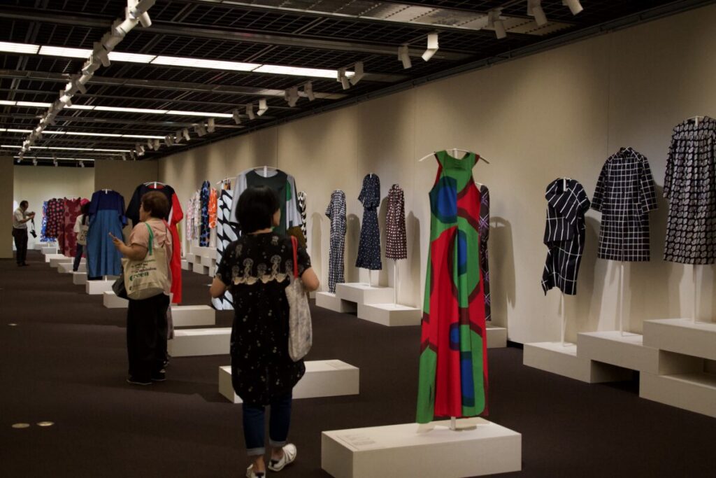 マリメッコ展 約70点のドレス展示 京都文化博物館