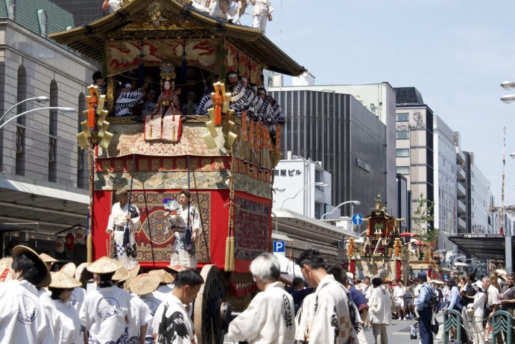 祇園祭 前祭の山鉾巡行の様子