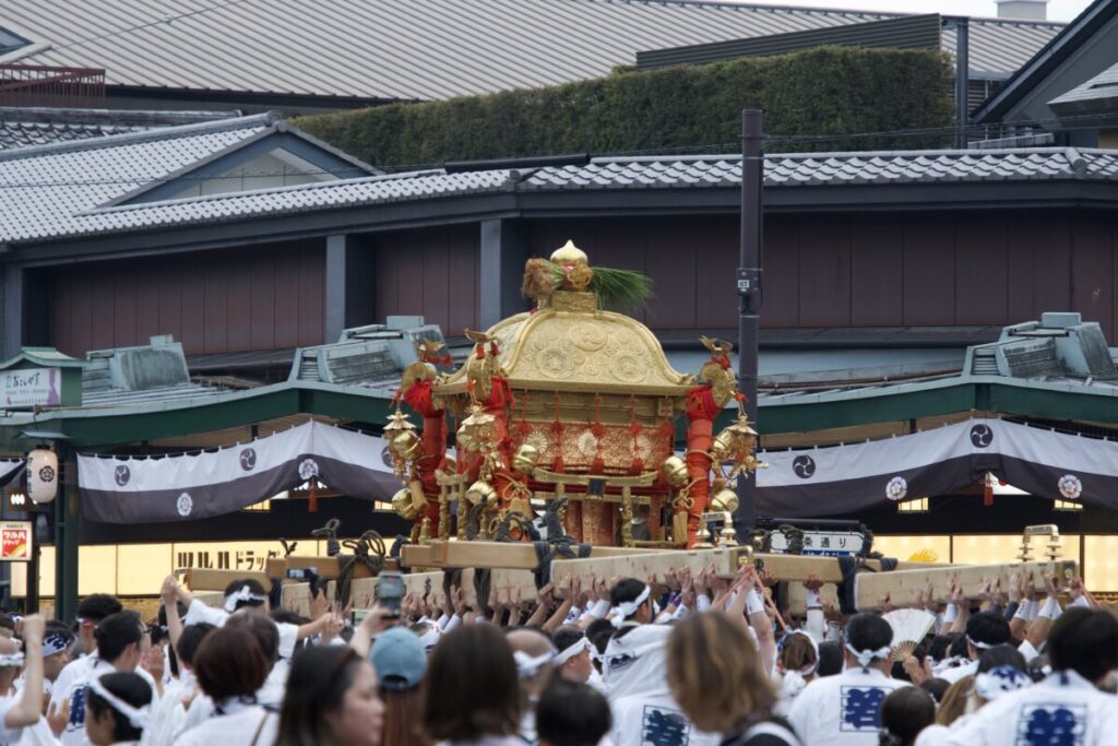 祇園祭神幸祭 八坂神社石段下で差し上げされる神輿