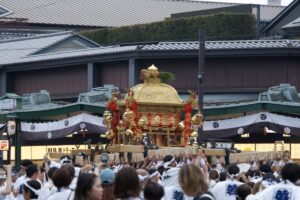 祇園祭神幸祭 八坂神社石段下で差し上げされる神輿