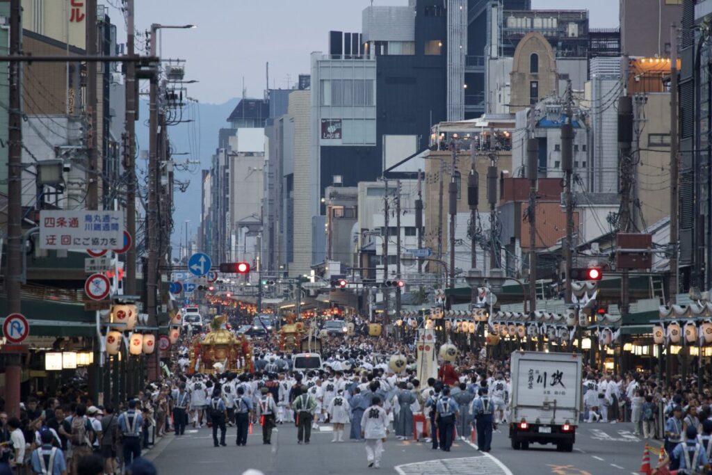 祇園祭神幸祭 提灯の灯りの中を進む神輿渡御