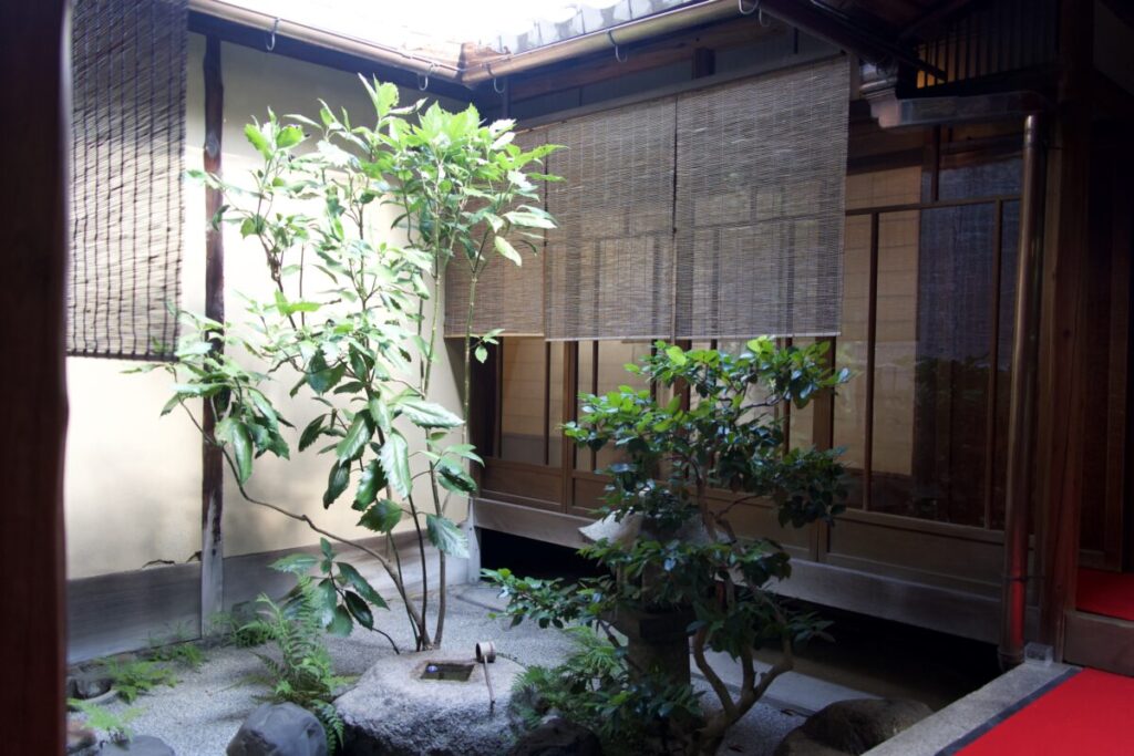 麓寿庵の中庭　羅城門の石と伝わるつくばい（京都・登録有形文化財）
