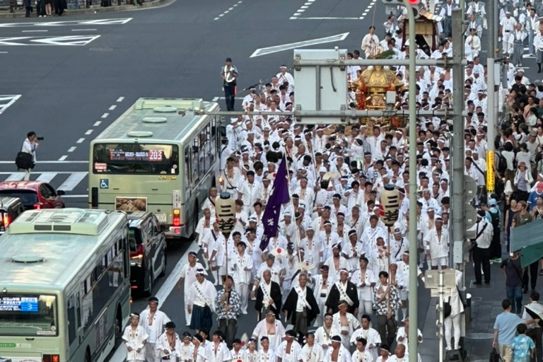 祇園祭還幸祭 四条御旅所を出発し、四条大宮方面へ歩く錦の神輿