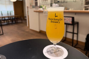 京都駅ASTY京都の直営店で提供されるRock Song Oh! BreweryのクラフトビールHazyIPA
