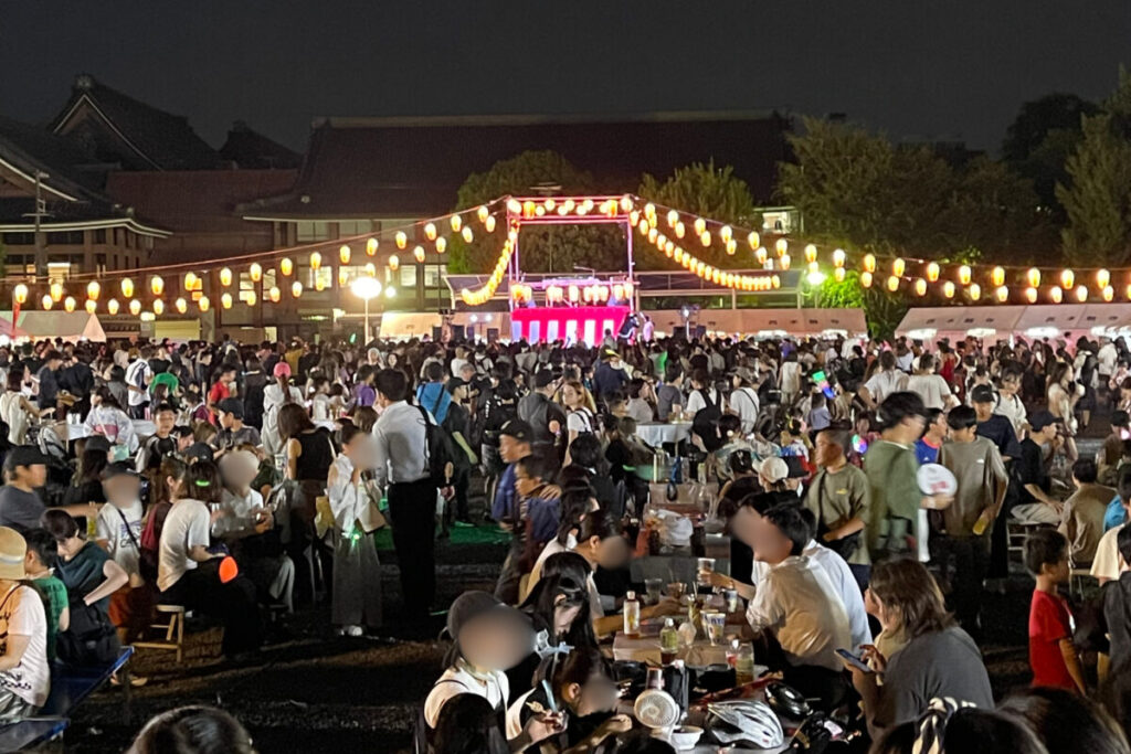 屋台グルメを味わいながら盆踊りを楽しむ様子。※2025年7月 編集部撮影