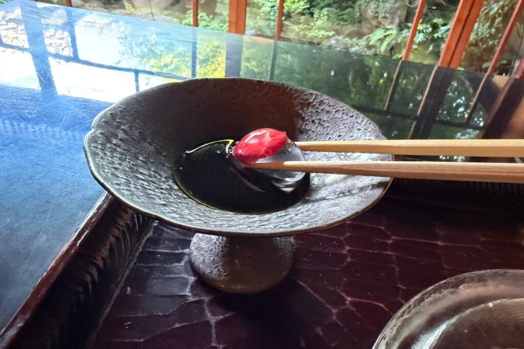華わらびを箸で持ち上げたところ　透ける食用花