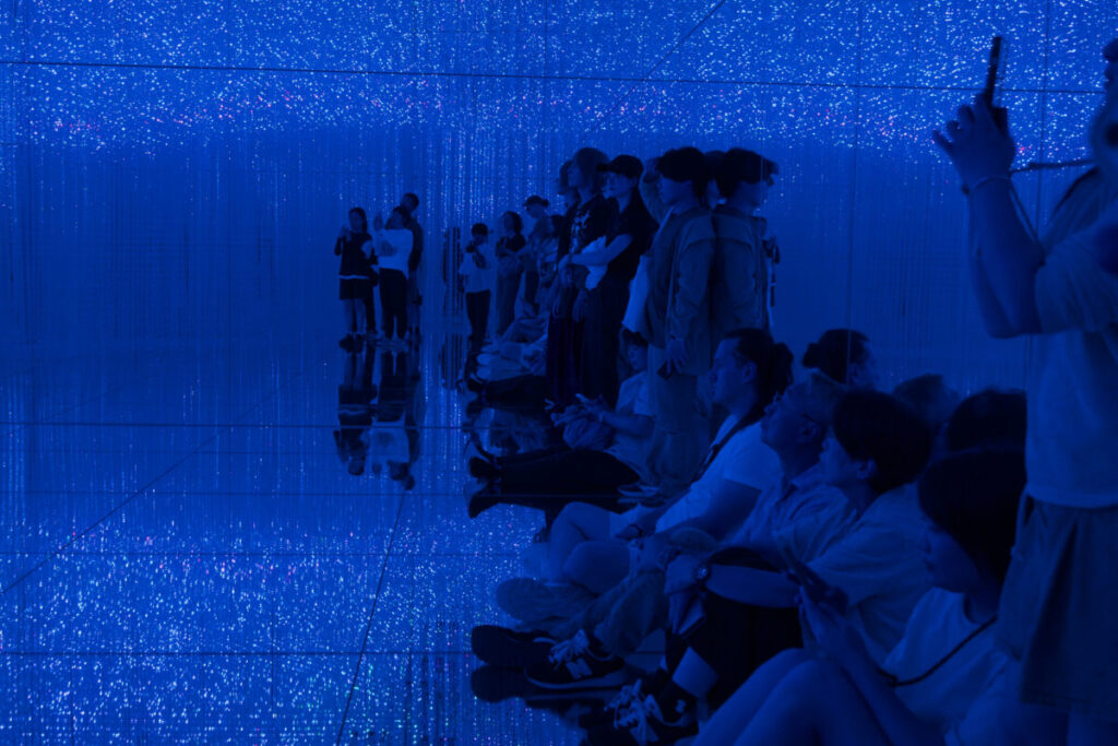 チームラボ京都「Infinite Crystal World」の展示に足を止める来場者