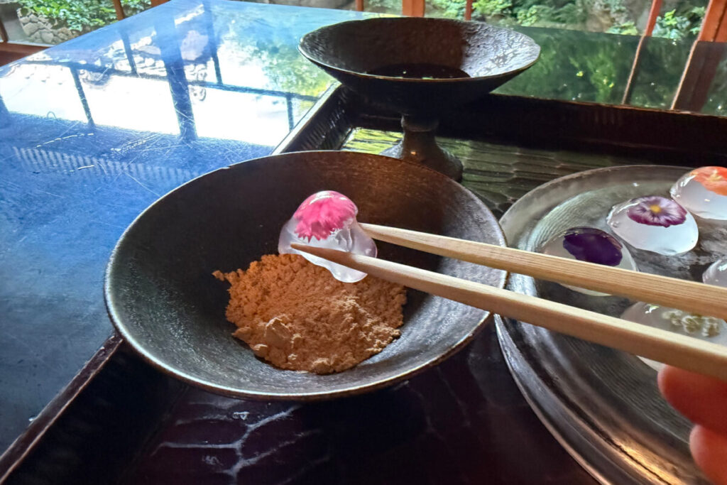 華わらびを箸で持ち上げたところ　透ける食用花