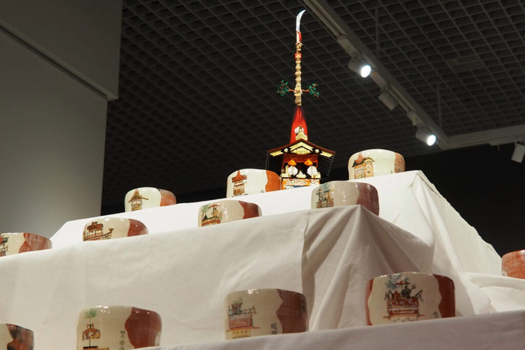 京都伝統産業ミュージアムの収蔵品展「祇園祭、めぐる。」で初公開される、山鉾34基を描いた京焼・清水焼の抹茶碗タワー