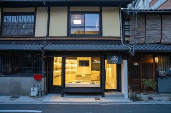 京都・烏丸御池の貝印刃物店 京都店の外観