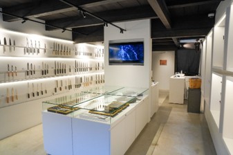 京都・烏丸御池の貝印刃物店 京都店の内観