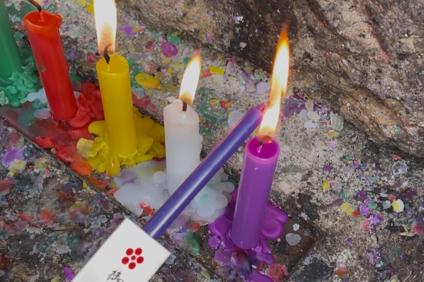 北野天満宮の御手洗祭足つけ燈明神事でろうそくに火を灯す様子