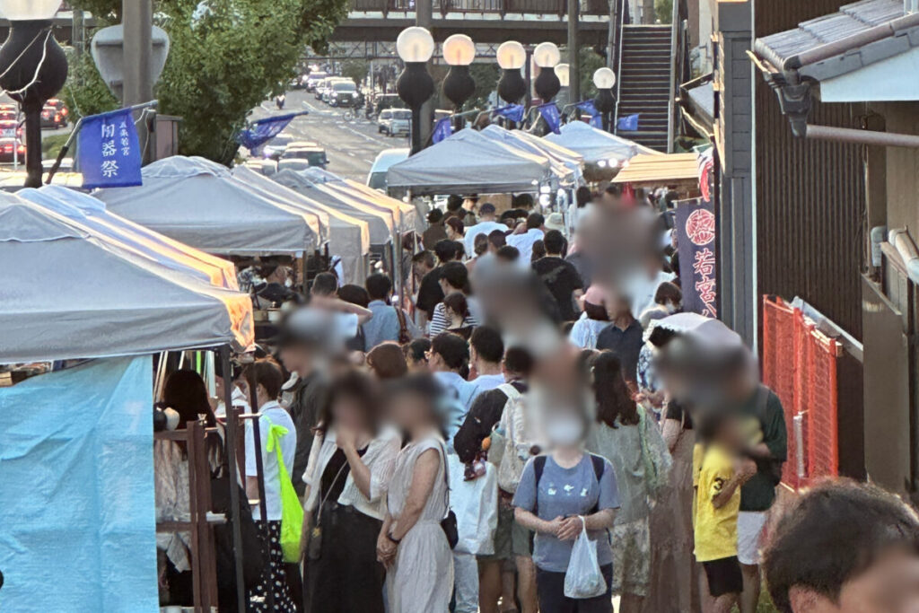 五条若宮陶器祭の会場、五条坂の歩道に並ぶやきもののテント