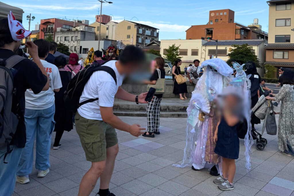 京都夜市「百鬼夜行」に集まった妖怪と来場者