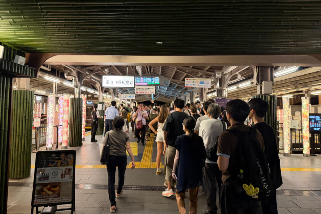五山送り火終了後の嵐電嵐山駅の混雑