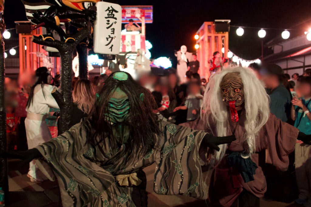 太秦映画村 かんた君の周りで踊る妖怪たち