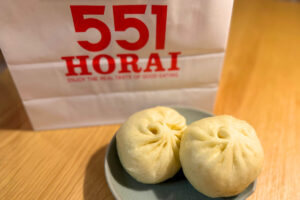 551蓬莱の豚まんと赤い紙袋