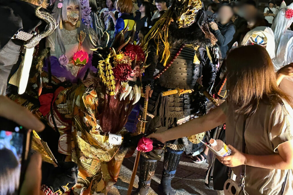 一般部門で優勝した「鬼蜘蛛姫」と、投票者の中から抽選で当選した来場者
