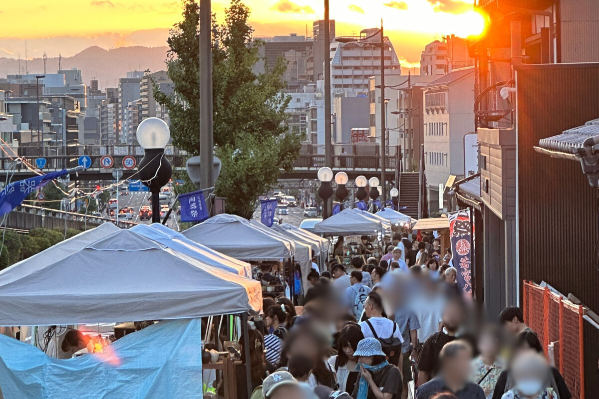 五条若宮陶器祭の会場、五条坂の歩道に並ぶやきもののテント（2024年撮影）