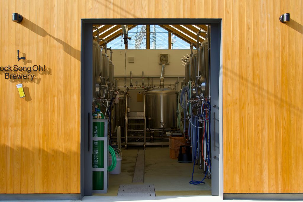 Rock Song Oh! Breweryの醸造所入口と内部