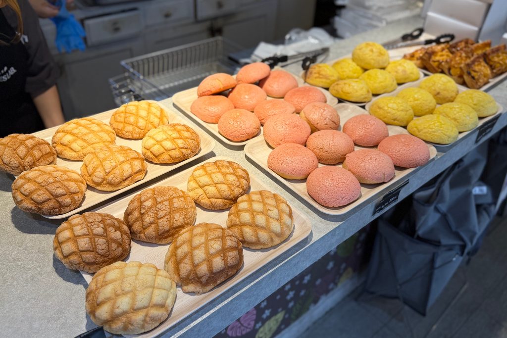 MELON LAB.清水五条店の店頭に並ぶメロンパン