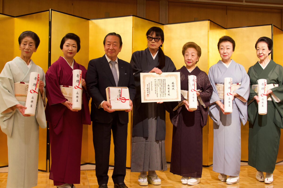 永楽屋と京都五花街の芸妓組合長らによる記念撮影