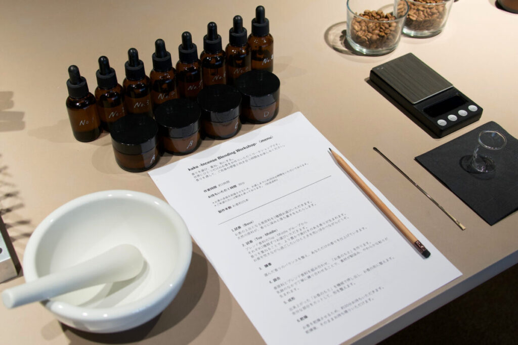 お匙 京都の線香づくり調香体験で使う香料と乳鉢、計量器