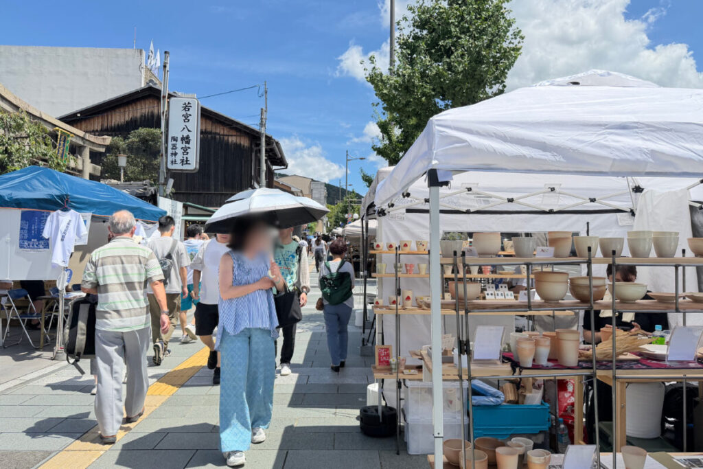 五条若宮陶器祭で五条通北側に並ぶやきもののテントと来場者