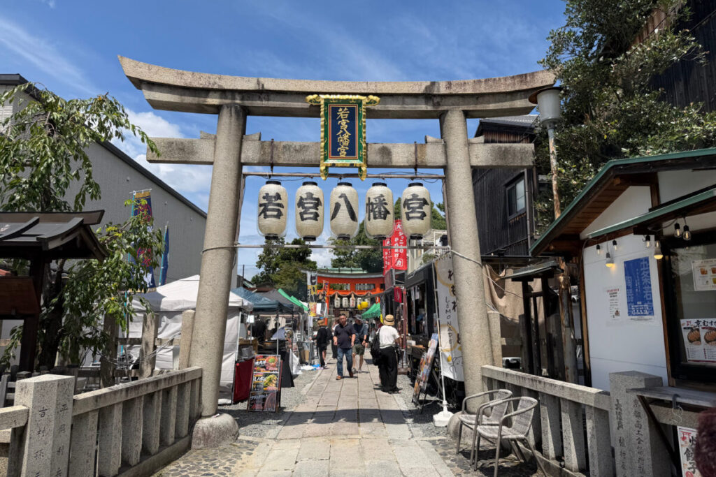 五条若宮陶器祭で飲食の屋台が並ぶ若宮八幡宮の参道と鳥居